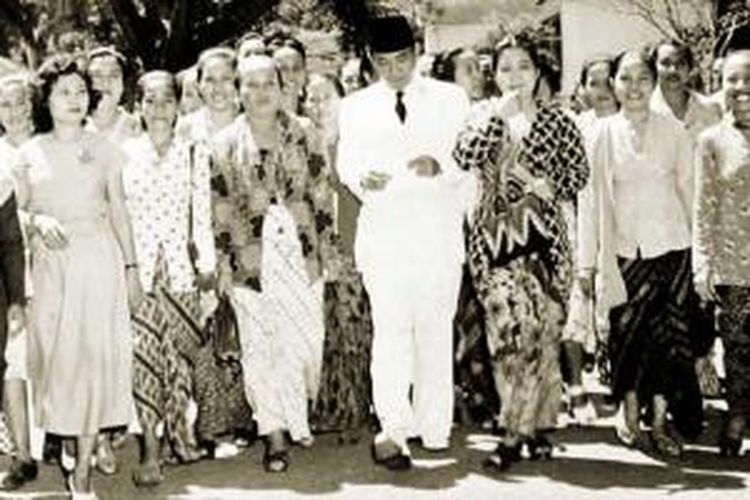Presiden Soekarno bersama sejumlah tokoh perempuan Indonesia.