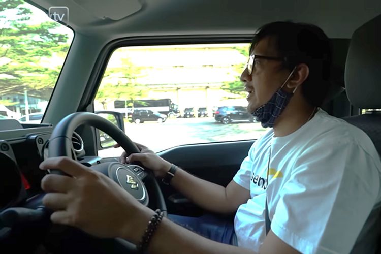 Andre Taulany saat mengendarai Suzuki Jimny 3-pintu.