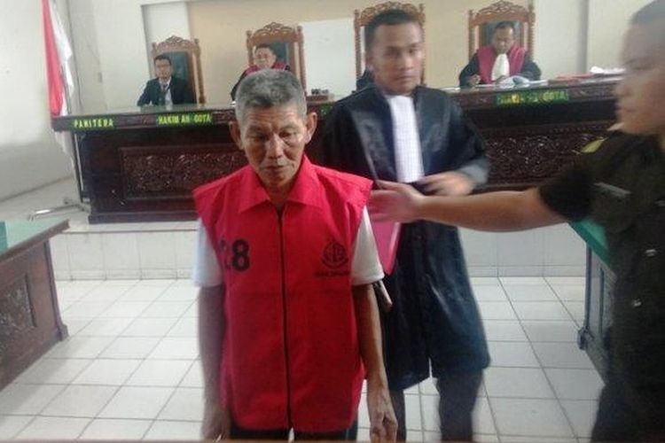 Terdakwa Samirin usai menjalani persidangan dengan agenda vonis di Ruangan Cakra Pengadilan Simalungun, Rabu (15/1/2020).