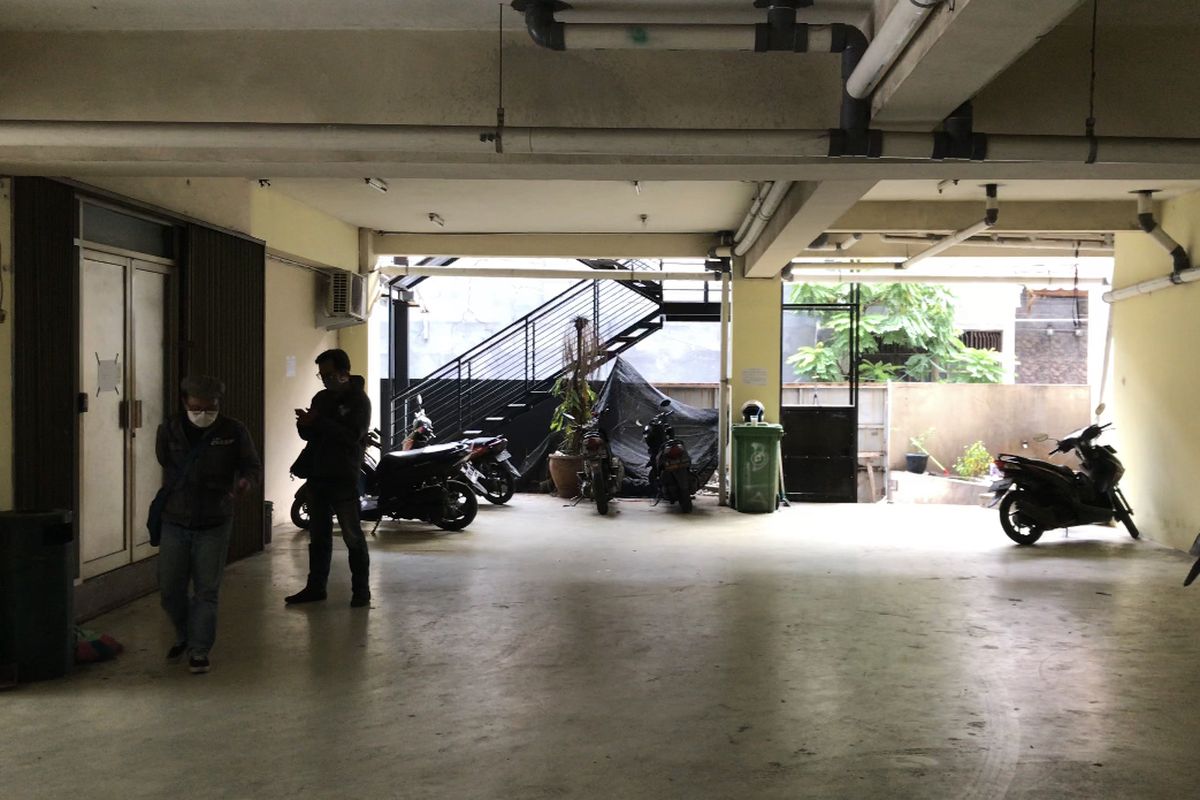 Suasana pintu masuk penginapan di kawasan Tebet, Jakarta Selatan yang sempat digerebek polisi karena temuan prostitusi online melibatkan anak di bawah umur pada Kamis (22/4/2021) sore.