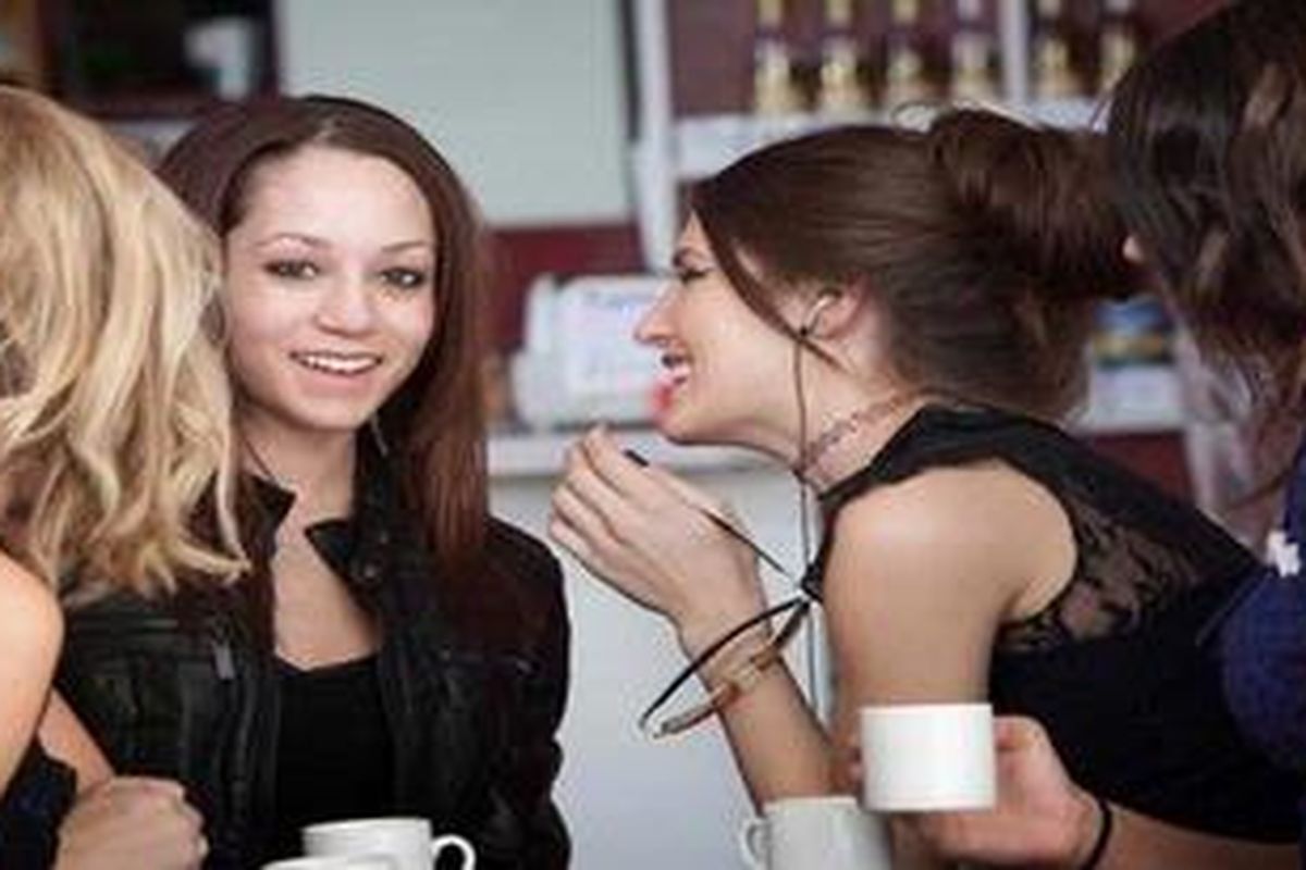 Menurut British Psychological Society, bergosip akan baik ketika diikuti dengan semangat kepedulian.