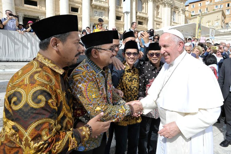 Yaqut Cholil Qoumas (left), the newly-appointed Religious Affairs Minister, shaking hand with Pope Francis after presenting GP Ansor Declaration on Humanitarian Islam document in Vatikan, Wednesday, September 25, 2019. Yaqut is also the chairman of GP Ansor, the youth wing of Indonesias largest Muslim organization, Nahdlatul Ulama (NU).  