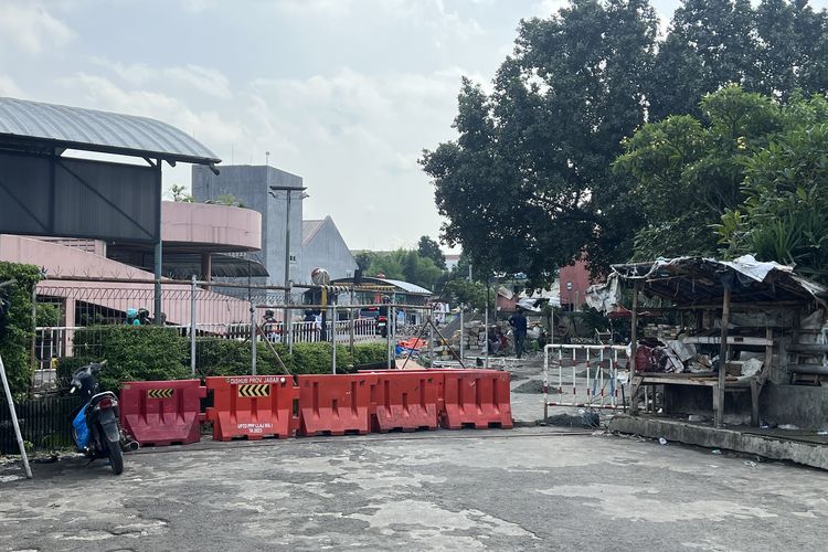 Penutupan akses jalan tembusan Pasar Jambu Dua Bogor, Minggu (14/1/2023)