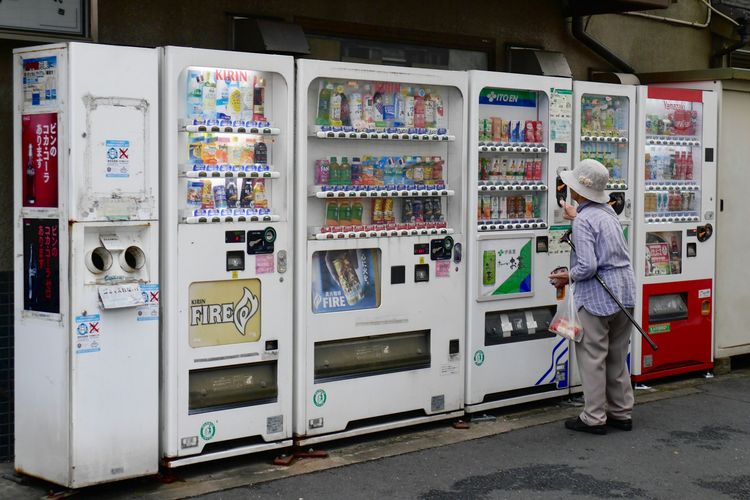 Jumlah vending machine (mesin penjual minuman otomatis) di Jepang disebut mencapai level terendah dalam 30 tahun. Simak penjelasan di baliknya.