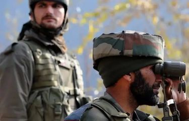 Tentara India memantau situasi di Kashmir. 