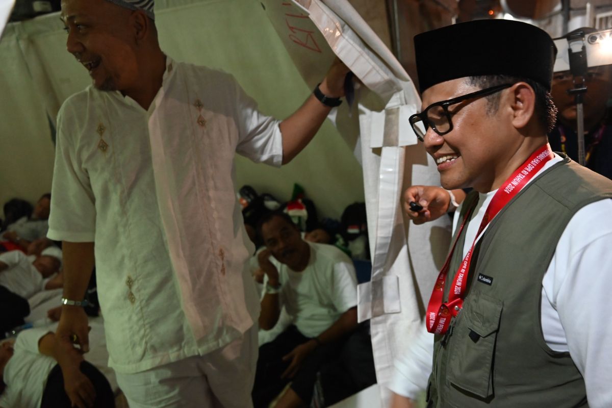 Wakil Ketua Dewan Perwakilan Rakyat (DPR) Republik Indonesia (RI) Abdul Muhaimin Iskandar atau yang akrab disapa Gus Muhaimin terlihat sedang mengecek tenda jemaah haji asal Bogor, Jawa Barat, di Mina, Arab Saudi, Senin tengah malam waktu setempat (17/06/2024).