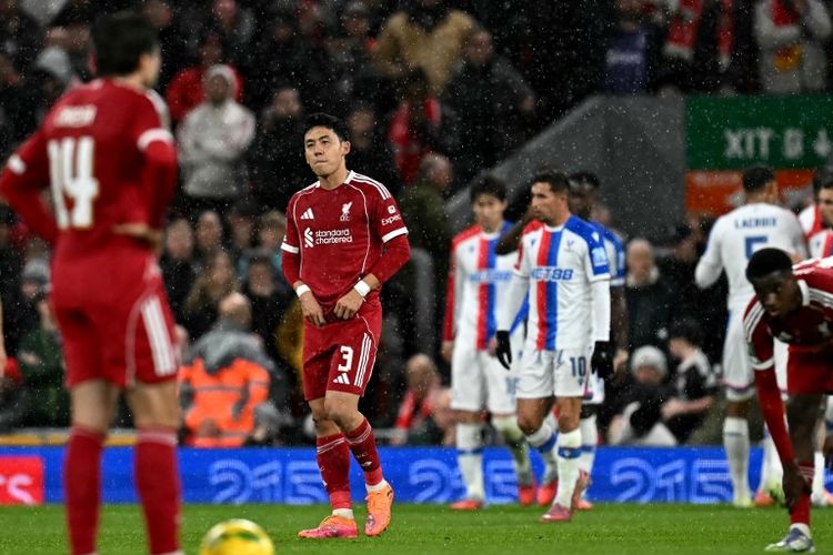 Wataru Endo bereaksi setelah Crystal Palace mencetak gol dalam pertandingan sepak bola putaran keempat Piala Liga Inggris antara Liverpool vs Crystal Palace di Anfield di Liverpool, barat laut Inggris pada 29 Oktober 2025. (Foto oleh Paul ELLIS / AFP) 