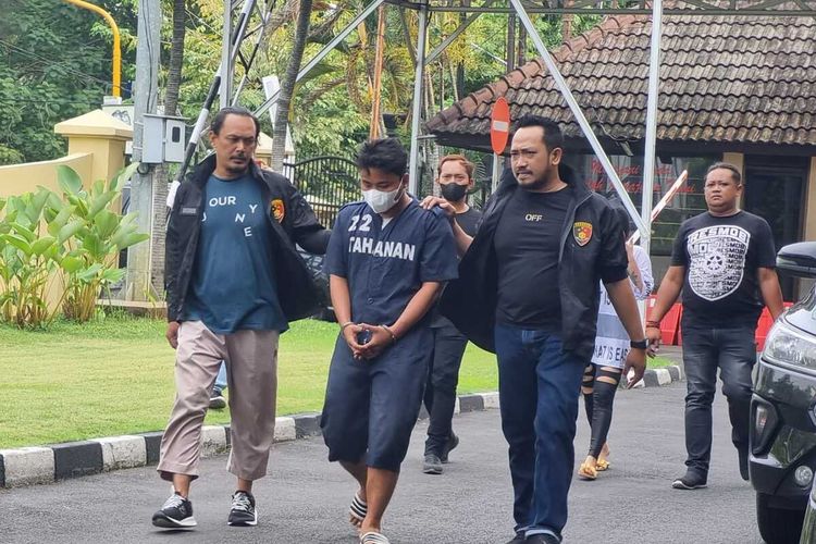 Pelaku penusukan di sebuah hotel di Semarang menghadiri jumpa pers di Mapolrestabes Semarang, Kamis (20/10/2022).