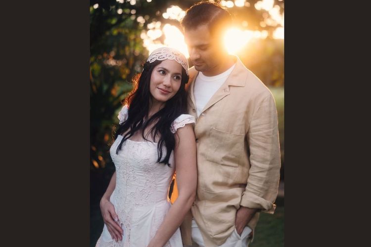5 Gaya Pevita Pearce di Momen Anniversary ke-2, Anggun Berbalut Lace Dress