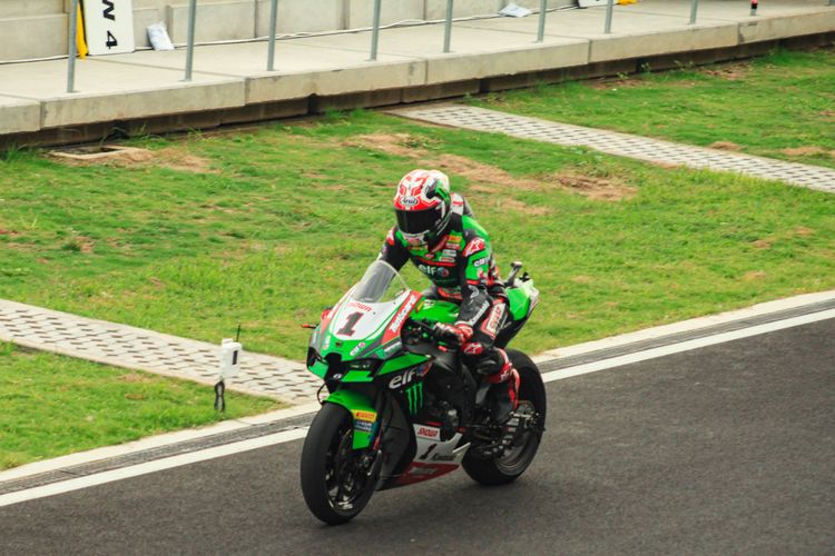 Pebalap Kawasaki di WSBK, Jonathan Rea, usai free practice (FP) 2 di Sirkuit Mandalika, Jumat (19/11/2021).