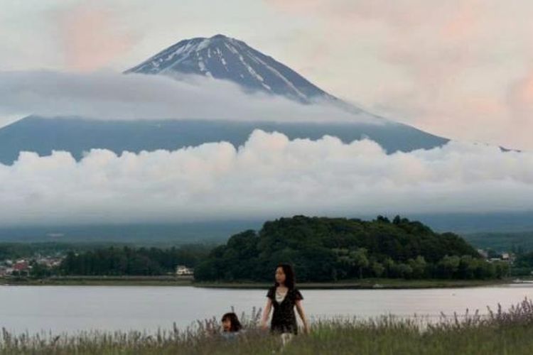 Gunung Fuji, gunung tertinggi di Jepang (3.776 m) dan Danau Kawaguchi di Fujikawaguchiko,  selatan prefektur Yamanashi, 16 Juni 2013. Komite Warisan Dunia UNESCO, 16 Juni memutuskan kawasan Gunung Fuji masuk dalam Warisan Dunia alam dan budaya global.