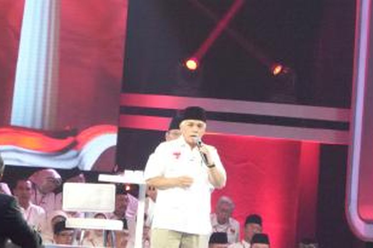Calon wakil presiden Hatta Rajasa menyampaikan paparanya pada debat terakhir capres-cawapres di Hotel Bidakara, Jakarta Selatan, Sabtu (5/7/2014)