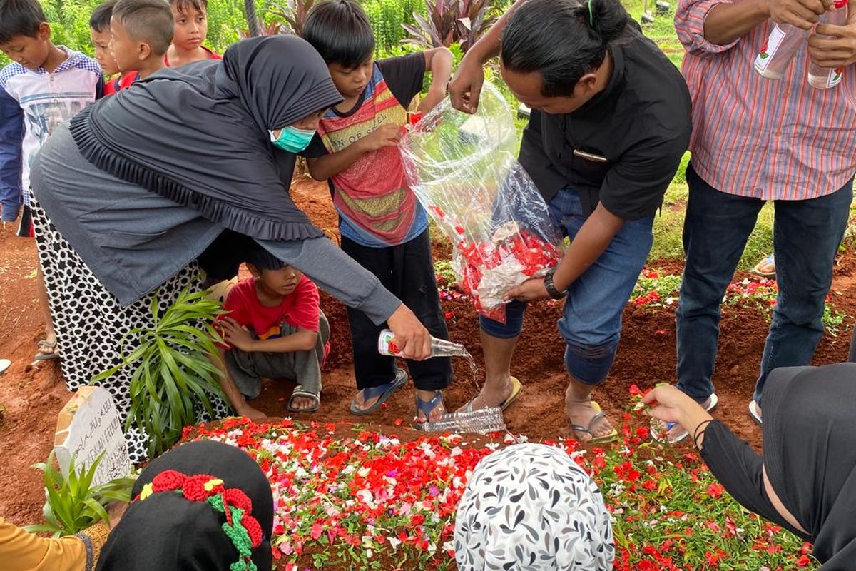 Pemakaman Muh Adnan Efendi (13), korban meninggal tertimpa tembok roboh pada Kamis (6/10/2022) sore di MTsN 19 Pondok Labu, Cilandak, Jakarta Selatan. Adnan telah dimakamkan di Tempat Pemakaman Umum Kopo, Limo, Depok, Jumat (7/10/2022). 