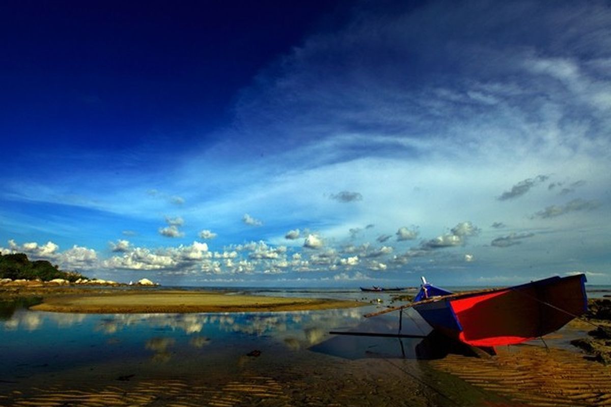 Pantai Tanjung Berikat, Kabupaten Bangka Tengah, Provinsi Bangka Belitung.