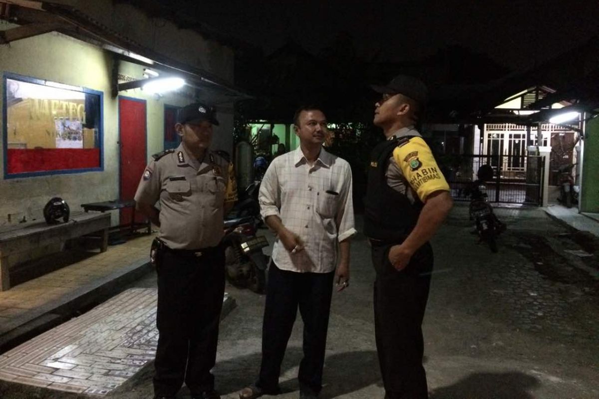 Personel Polres Metro Tangerang mengecek tempat terduga pengebom Terminal Kampung Melayu di Cibodas, Kota Tangerang, Rabu (24/5/2017) malam.