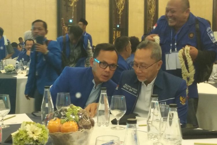Politisi PAN Bima Arya dan Ketum PAN Zulkifli Hasan pada acara Rakerwil PAN Jabar di Trans Luxury Hotel, Kota Bandung, Sabtu (15/6/2024).