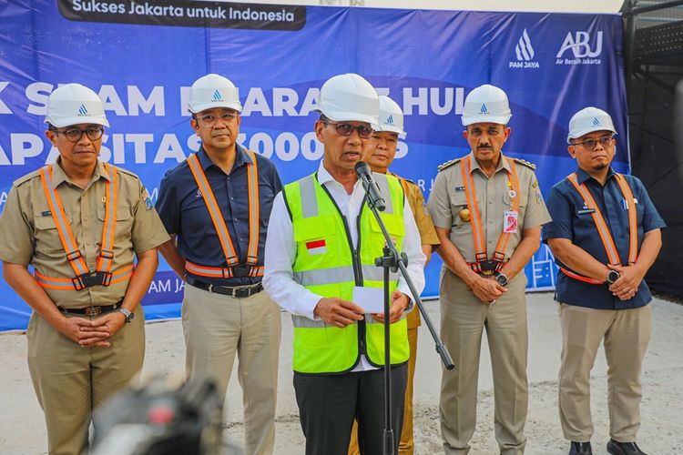 Penjabat (Pj) Gubernur DKI Jakarta Heru Budi Hartono dalam kunjungannya ke beberapa rumah yang akan segera menerima pasokan air dari jaringan PAM Jaya di wilayah Pondok Kopi, Senin (23/9/2024).