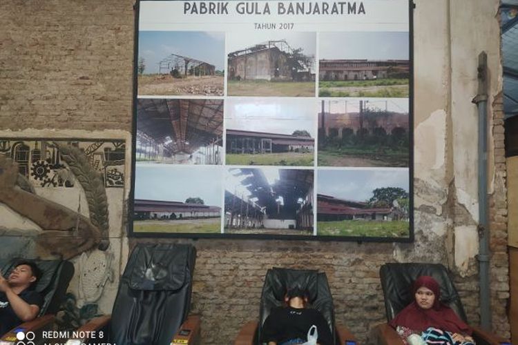 Pengunjung juga bisa menikmati kursi pijat otomatis berbayar di dalam gedung Rest Area KM 260B Banjarnegara. Foto dibuat pada 31 Desember 2022
