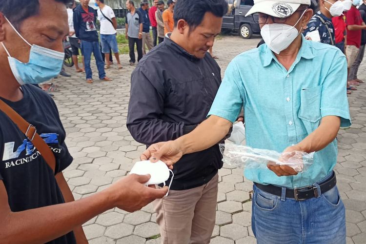 Asosiasi Karyawan Pariwisata (Akar) Bandungan membagikan masker kepada masyarakat