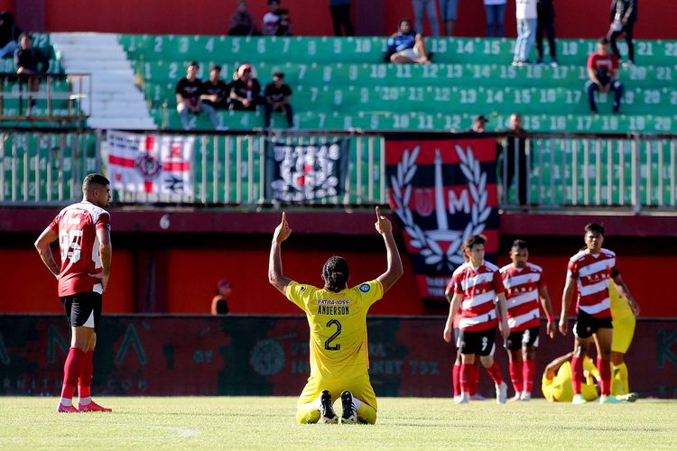 Pemain Persik Kediri Anderson Nascimento selebrasi seusai tim menjebol gawang Madura United saat pertandingan pekan ke-2 Liga 1 2023-2024 yang berakhir dengan skor 3-2 di Stadion Gelora Ratu Pamellingan Pamekasan, Minggu (9/7/2023) sore.