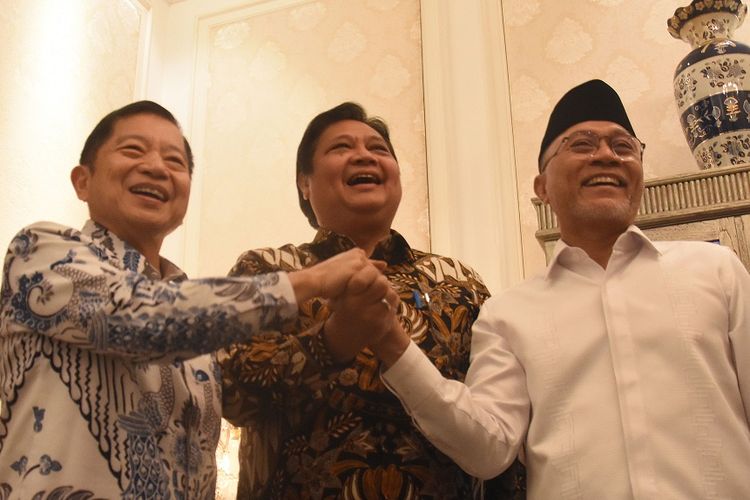 Ketua Umum Partai Golkar Airlangga Hartarto (tengah) berjabat tangan dengan Ketua Umum PAN Zulkifli Hasan (kanan) dan Ketua Umum PPP Suharso Monoarfa (kiri) usai menggelar pertemuan di Jakarta, Kamis (12/5/2022). Pertemuan tersebut dalam rangka silaturahmi lebaran dan pembahasan koalisi Bersatu (Beringin, Ka'bah, dan Matahari). ANTARA FOTO/Indrianto Eko Suwarso/YU