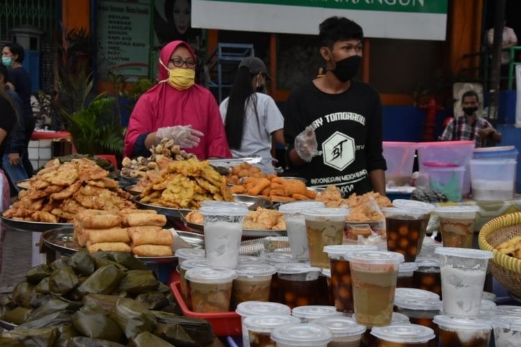 Sejumlah penjual takjil di Pasar Rawamangun, Jakarta Timur, Senin (4/5/2020).