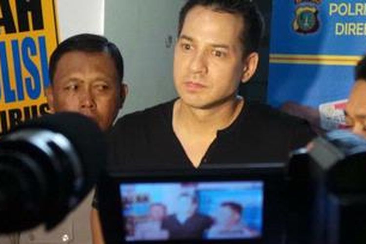 Ari Wibowo usai menjalani pemeriksaan di Mapolresto Jakarta Selatan, Senin (10/6/2013) malam. 