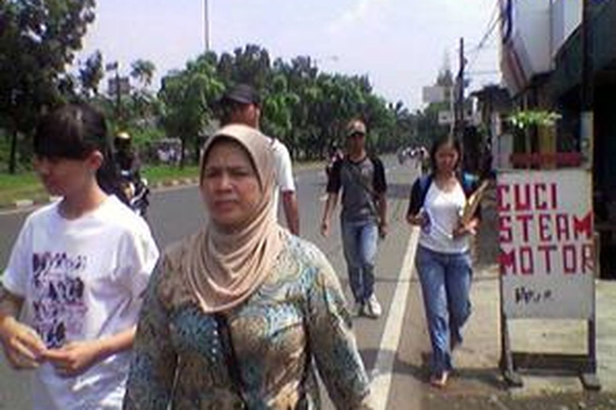 Para penumpang angkot plat kuning terpaksa berjalan menuju Terminal Kali Deres, karena angkot yang mereka gunakan diperintahkan untuk tidak menuju ke terminal, Kamis (15/5).