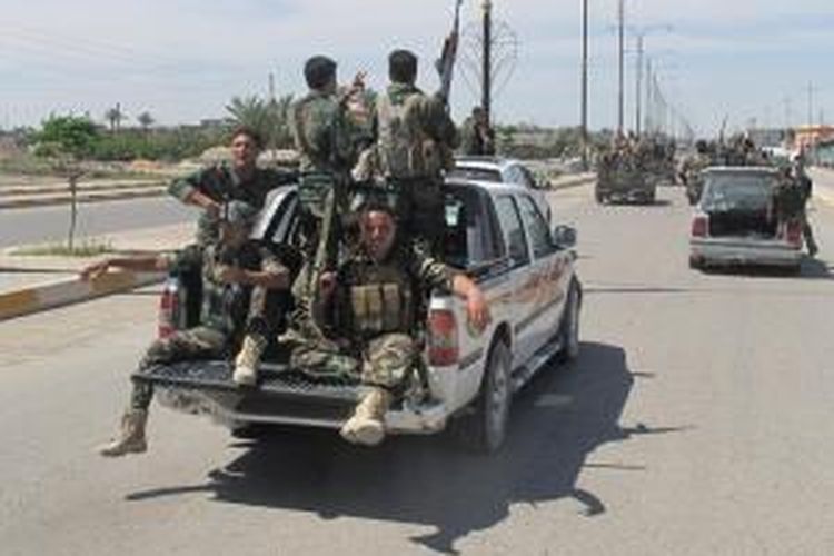 Pasukan Irak menggunakan sebuah mobil bak terbuka melakukan patroli di sekitar kota Ramadi, provinsi Anbar.