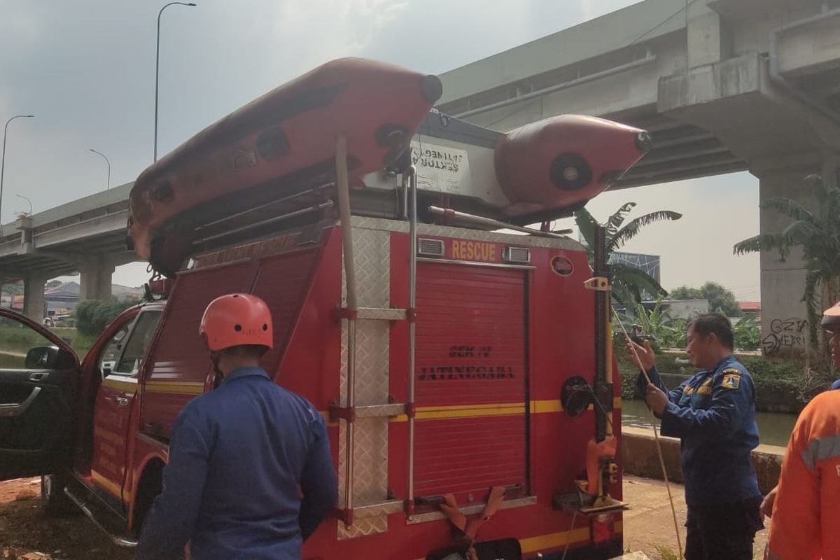 Proses pencarian HM (15), bocah laki-laki yang diduga hilang di aliran sungai Kalimalang pada Kamis (7/7/2022). Kasiop Sudin Gulkarmat Jakarta Timur Gatot Sulaeman mengatakan bahwa bocah tersebut hilang saat hendak mencuci tangannya di aliran sungai Kalimalang, Cipinang Besar Utara, Jatinegara, Jakarta Timur. 