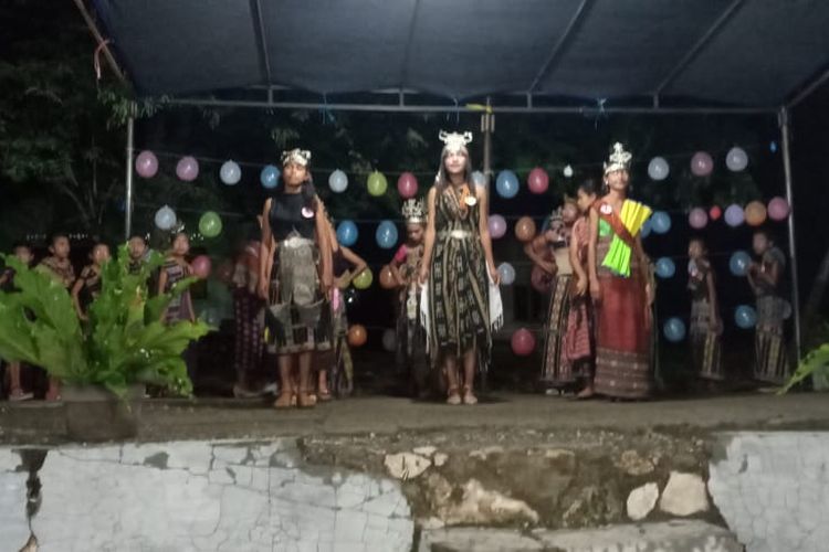 Warga Desa Tapenpah, Kecamatan Insana, Kabupaten Timor Tengah Utara (TTU), Nusa Tenggara Timur, merayakan hari valentine, dengan lomba tarian dan fashion show