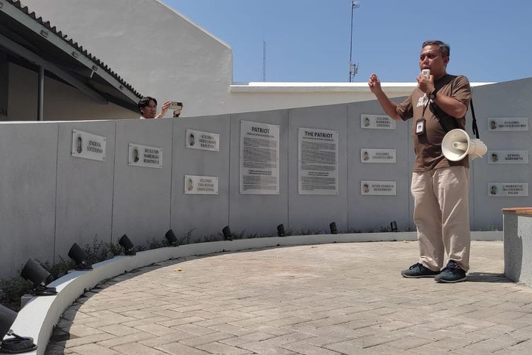 WAJAH BARU: Penanggung Jawab Unit Museum Benteng Vredeburg, M Rosyid Ridho memberikan penjelasan soal Taman Patriot di kawasan Museum Benteng Vredeburg, Yogyakarta, Kamis (16/5/2024).