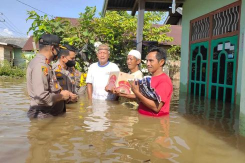 Pasok Bantuan ke Korban Banjir, Kapolres Indragiri Hulu Terobos Banjir 2 Meter