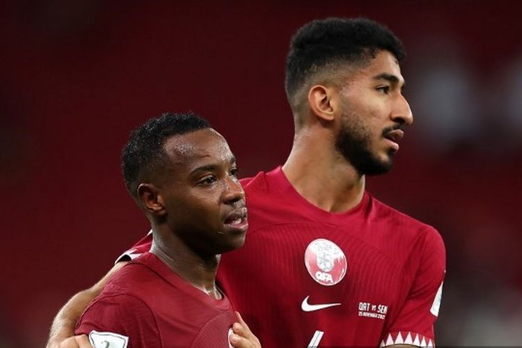 Ekspresi kecewa dua pemain timnas Qatar, Assim Madibo dan Mohammed Waad, setelah takluk 1-3 dari Senegal pada matchday kedua Grup A Piala Dunia 2022, Jumat (25/11/2022). Kekalahan dari Senegal membuat Qatar selaku tuan rumah dipastikan tersingkir.