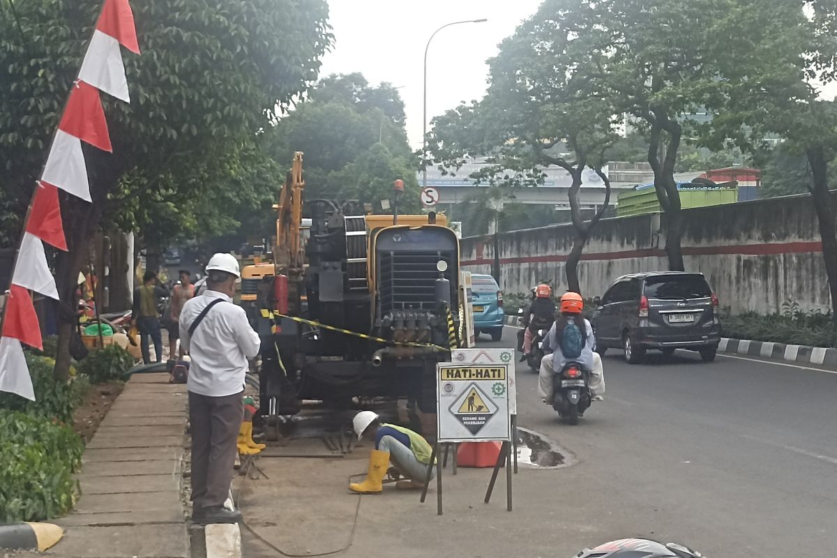 Kemacetan parah di Jalan TB Simatupang akibat proyek galian pipa.