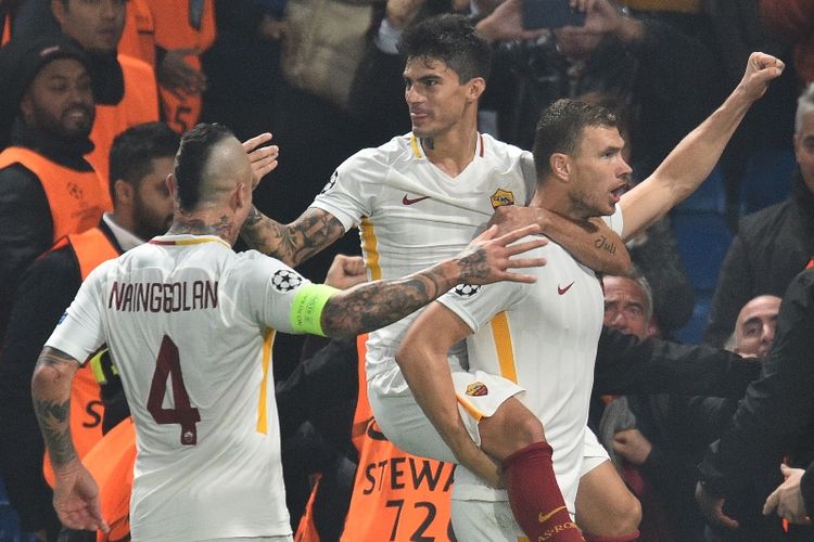 Striker AS Roma asal Bosnia, Edin Dzeko (kanan), mendapat sambutan dari gelandang asl Argentina, Diego Perotti (tengah) dan gelandang asal Belgia, Radja Nainggolan, usai mencetak gol ke gawang Chelsea dalam pertandingan penyisihan grup Liga Champions di Stamford Bridge, London, 18 Oktober 2017.
