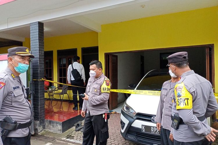TKP satu keluarga yang tewas diduga diracun di Jalan Sudiro Gang Durian, Desa Mertoyudan, Kecamatan Mertoyudan, Kabupaten Magelang, Jawa Tengah, Senin (28/11/2022).