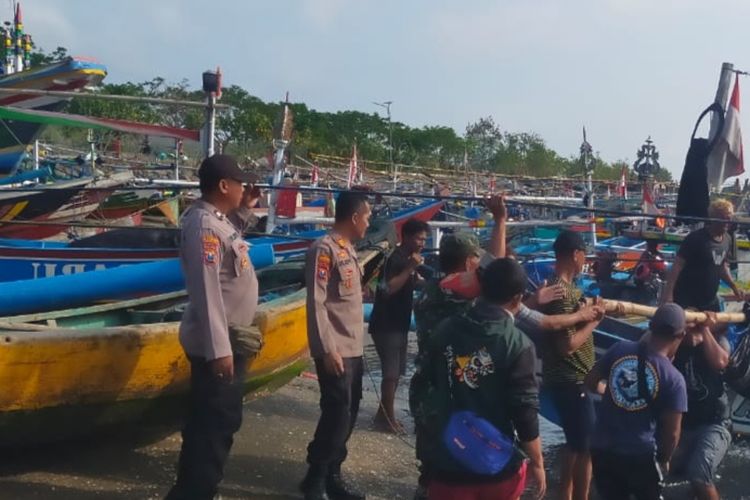 Evakuasi terhadap korban laka laut di Banyuwangi 