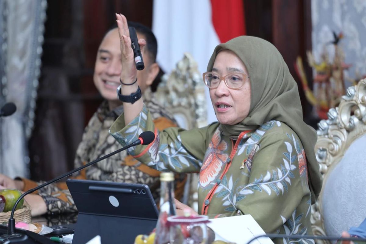 Menteri Pendayagunaan Aparatur Negara dan Reformasi Birokrasi (PANRB) Rini Widyantini dalam kunjungan kerja Implementasi Reformasi Birokrasi Kota Surabaya, Kamis (3/7/2025).