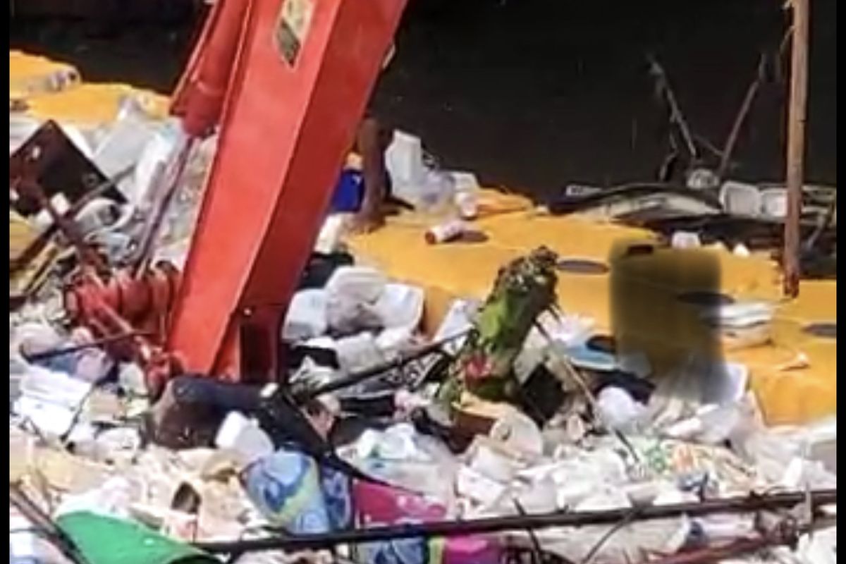 Sesosok mayat laki-laki tanpa identitas ditemukan mengapung di tengah sampah di Pintu Air Manggarai, Menteng, Jakarta Pusat pad a Kamis (7/1/2021) sekitar pukul 08.40 WIB.