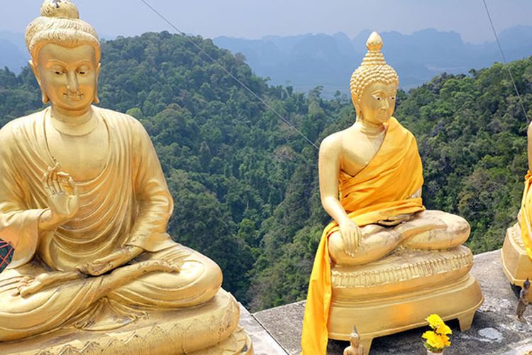 Tiger Cave Temple di Krabi, Thailand. Di puncak, selain terdapat patung Buddha raksasa, wisatawan akan mengagumi panorama 360 derajat pemandangan kota Krabi dan laut Andaman yang fantastis.
