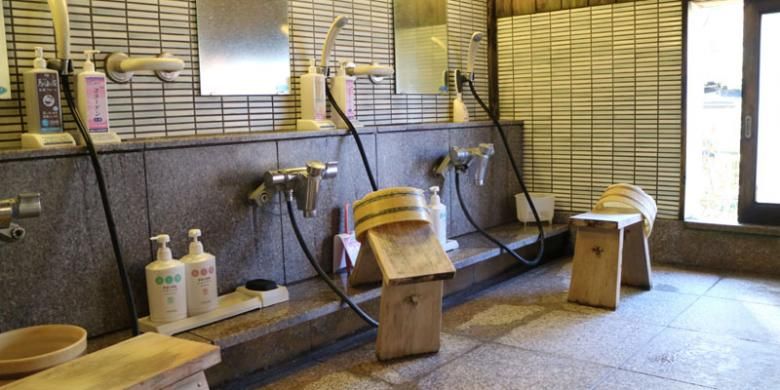 Fasilitas kolam air panas atau onsen pada salah satu resort di Kusatsu Onsen, Prefektur Gunma, Jepang, Jumat (2/12/2016). Sebelum dan sesudah berendam air panas, pengunjung wajib membersihkan badan di tempat ini.