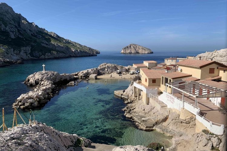 Desa Les Goudes, yang berbatasan dengan formasi batuan kapur Calanques. 