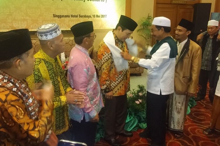 Tommy Soeharto diberi hadiah surban dan peci oleh Forum Ulama Berkarya Jawa Timur