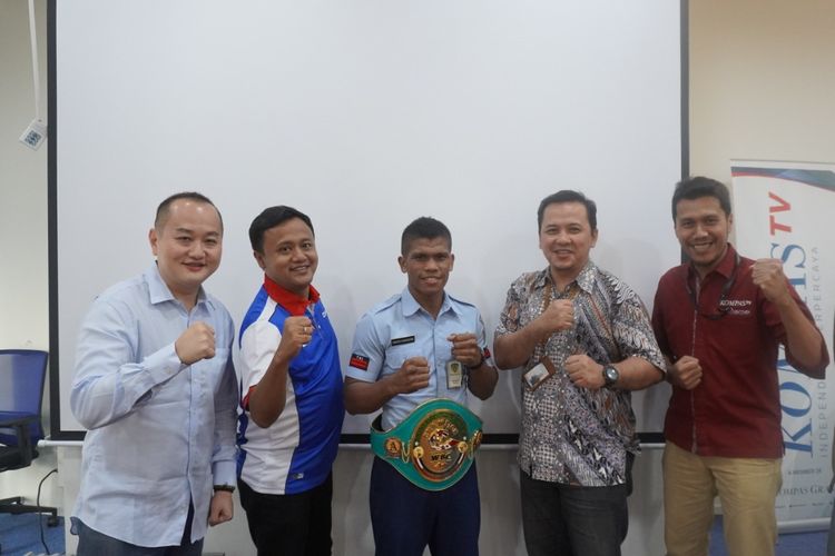 Petinju Indonesia, Ongen Saknosiwi (tengah), berpose dengan sabuk WBC Asian Boxing Council Continental saat menyambangi Kompas TV pada Kamis (12/9/2019). Tampak pula Managing Director Mahkota Promotion, Urgyen Rinchen Sim atau akrab disapa Simon (kiri).