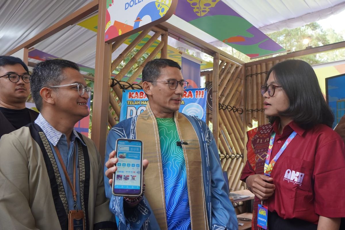 Menparekraf Sandiaga Uno saat membuka secara langsung Pameran  AKI 2024 di Kaldera Resort, Danau Toba, pada Jumat 5 Juli 2024.