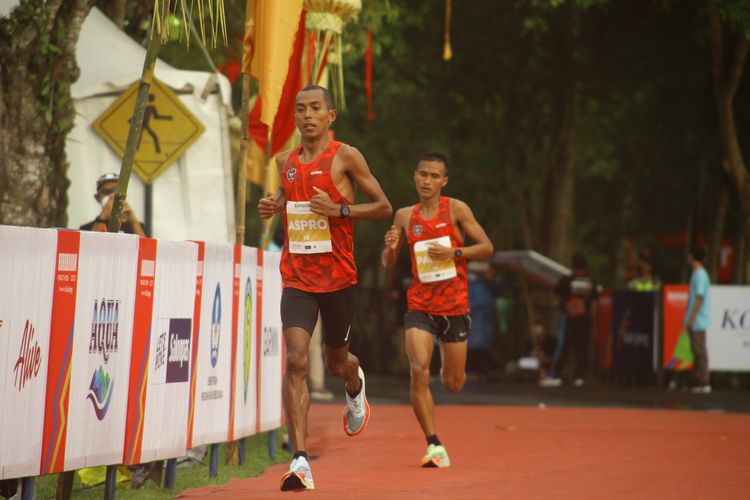 Agus Prayogo dibuntuti oleh Pandu Sukarya dalam ajang Elite Race Borobudur Marathon 2021, Sabtu (27/11/2021) pagi WIB di Kompleks Taman Lumbini, Candi Borobudur.