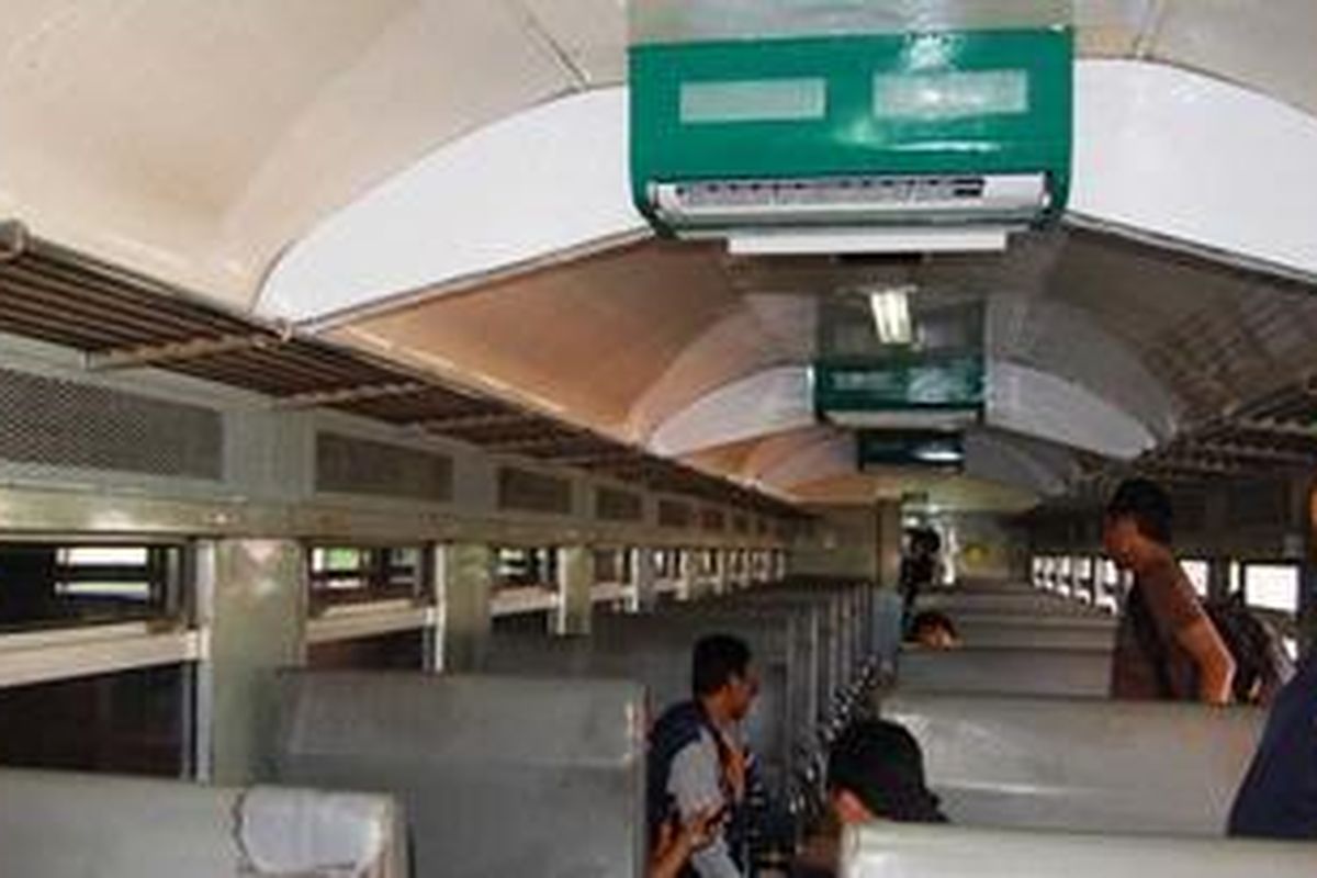 Kereta Matarmaja kelas ekonomi jurusan Malang-Jakarta yang dilengkapi AC telah diluncurkan dari Stasiun Kota Baru, Malang, Minggu (29/7/2012).