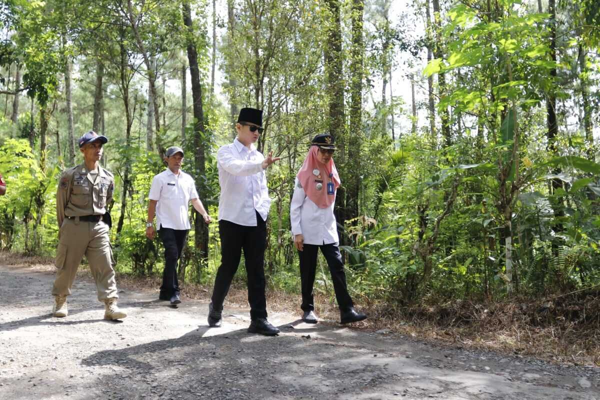Bupati Trenggalek meninjau jalan rusak di Desa Ngadimulyo Kecamatan Kampak Trenggalek, Rabu (10/05/2023).