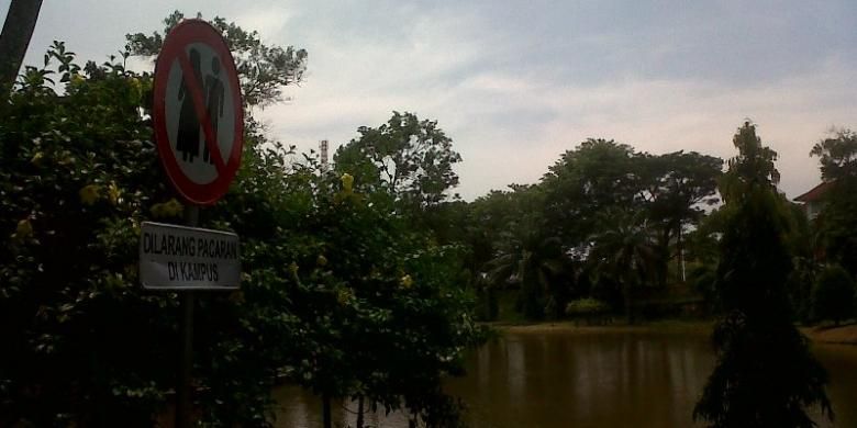 Rambu Dilarang Pacaran di Kampus tersebar di taman kampus Universitas Bengkulu